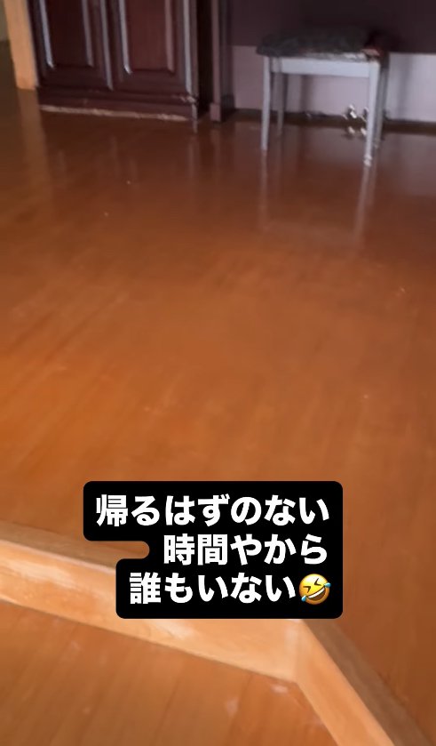 誰もいない玄関のフローリング