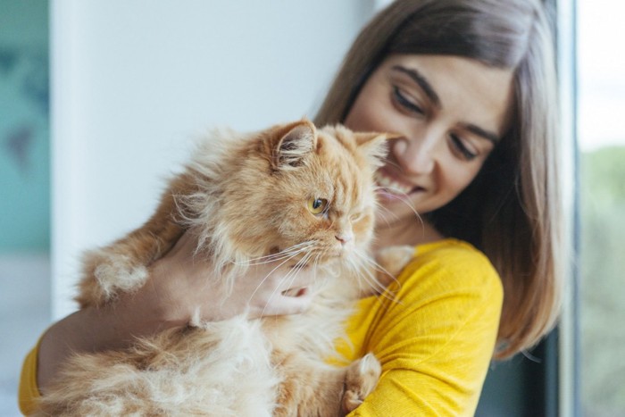 猫と女性