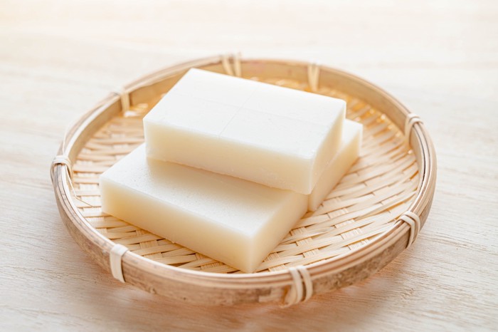 ざるの上に置かれた四角い切り餅