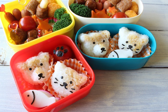 猫やクマのおにぎりが入ったお弁当