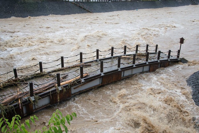 川に流されそうな橋