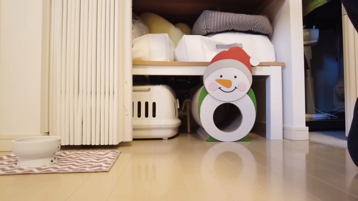 誰もいないように見えるクローゼットの中