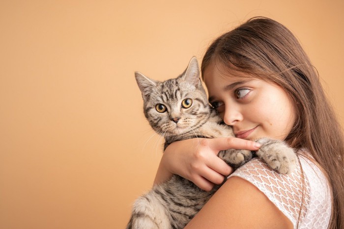 猫を抱きしめる女性