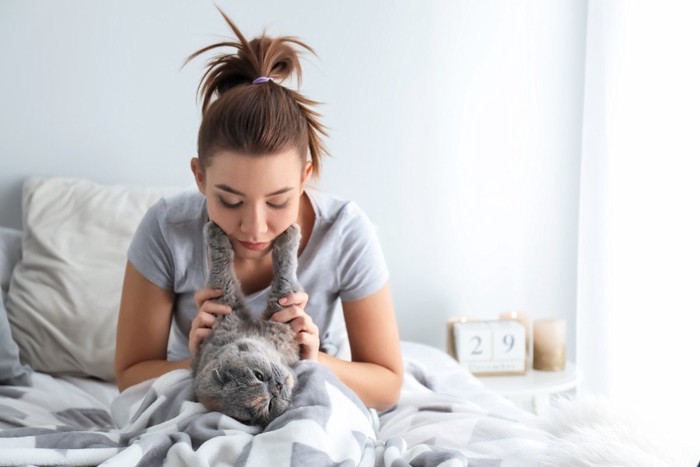 猫と遊ぶ女性