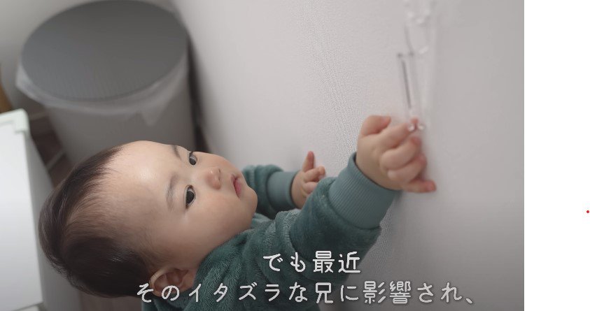 紐をひっぱろうとしている赤ちゃん