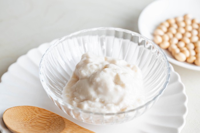 ガラスの器に盛られた豆乳ヨーグルト