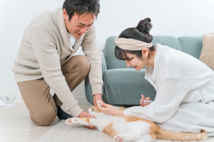 爪切りする夫婦