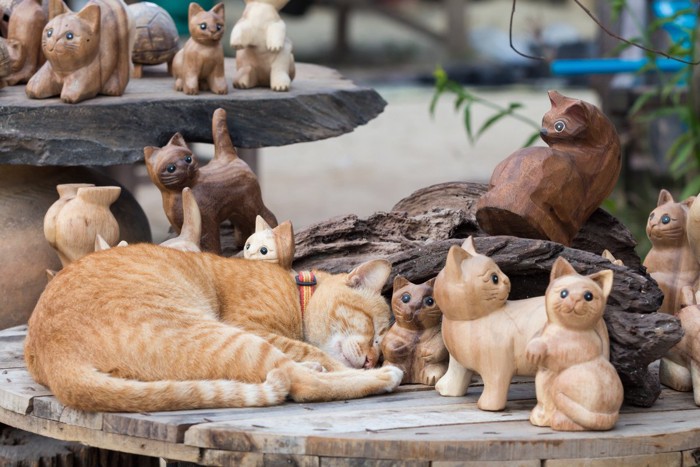 たくさんの猫の置物の茶トラ