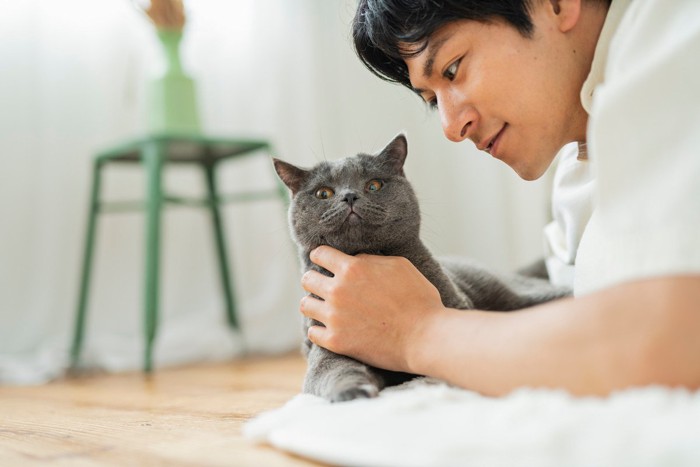 猫と男性