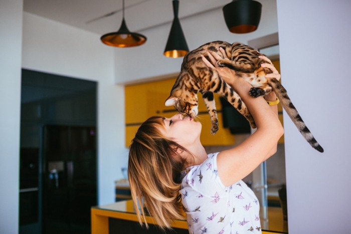 猫とキスする女性