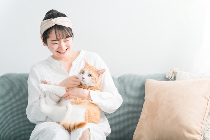 猫を抱く女性