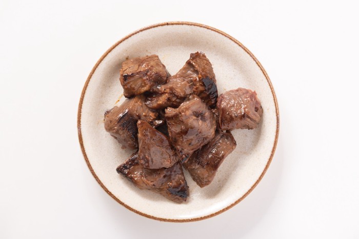 加熱してお皿に盛られた牛肉