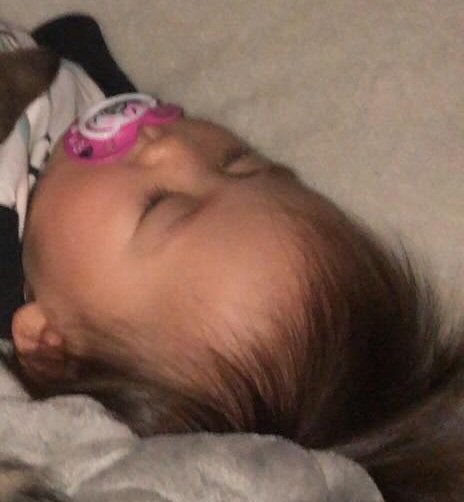 眠る赤ちゃん