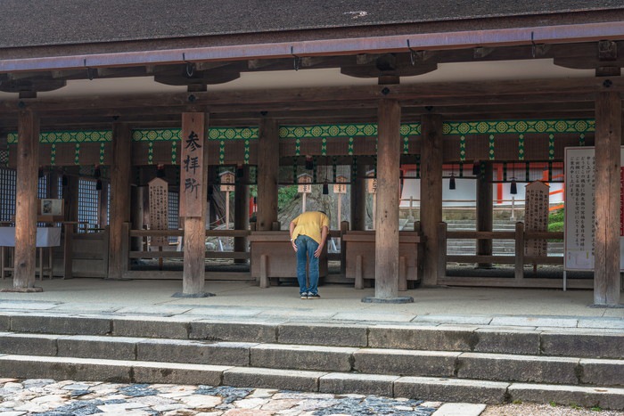 神社にお参りする人