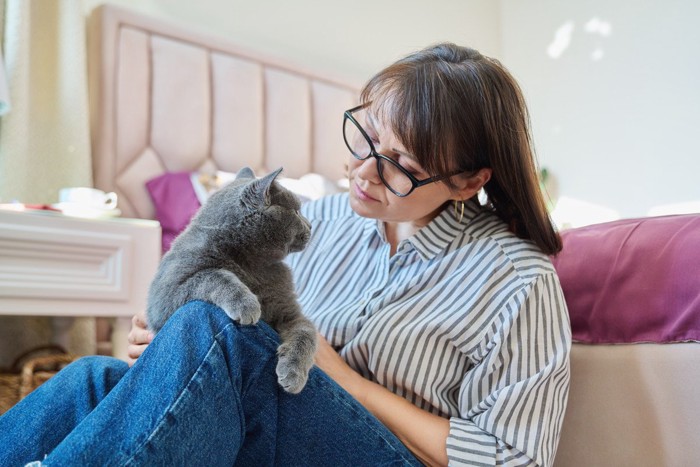 猫の話しかける女性