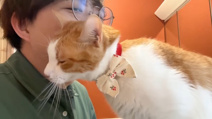 目を瞑ってスリスリ