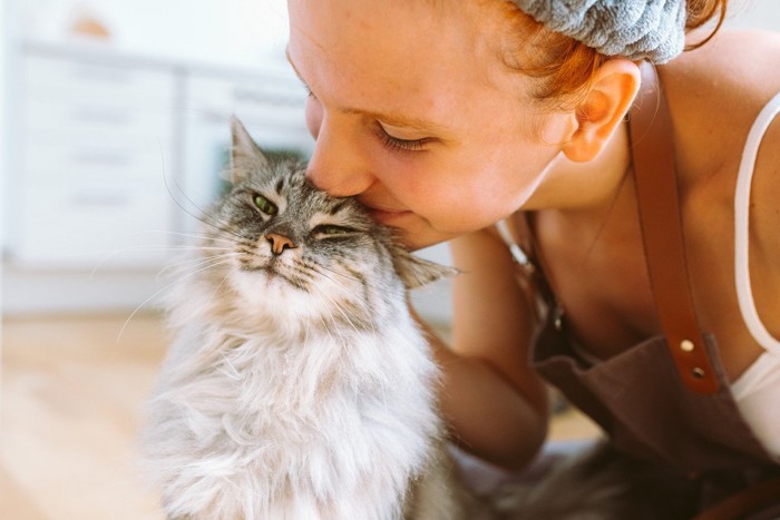 女性と猫