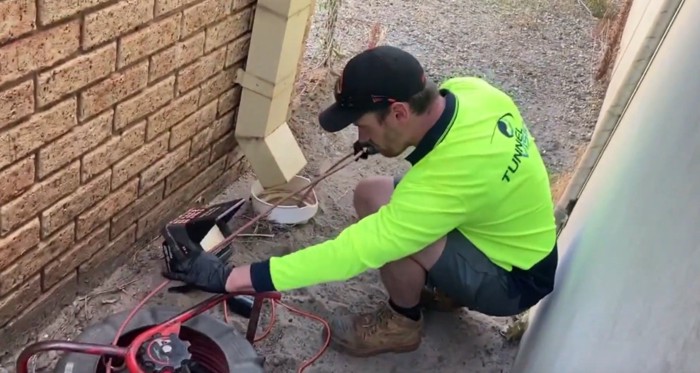 配管用カメラで作業する男性