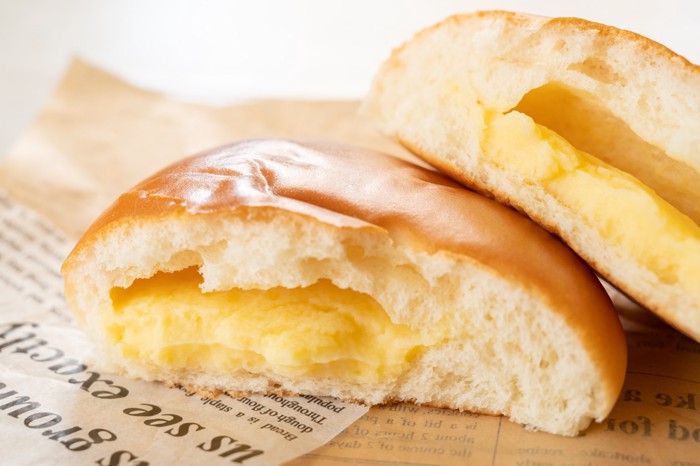 半分に割られて断面が見えているクリームパン