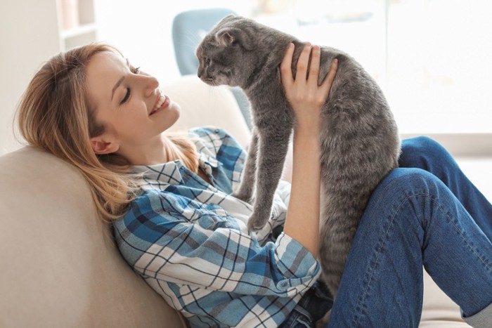 女性と猫