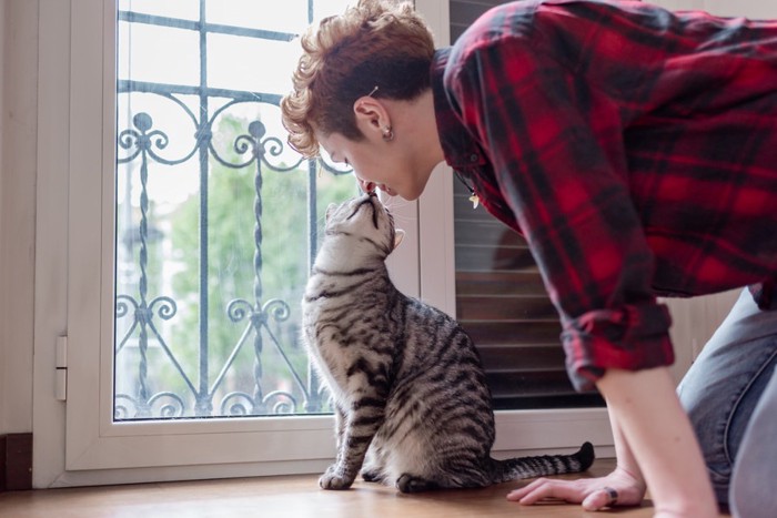 猫とキスする男性