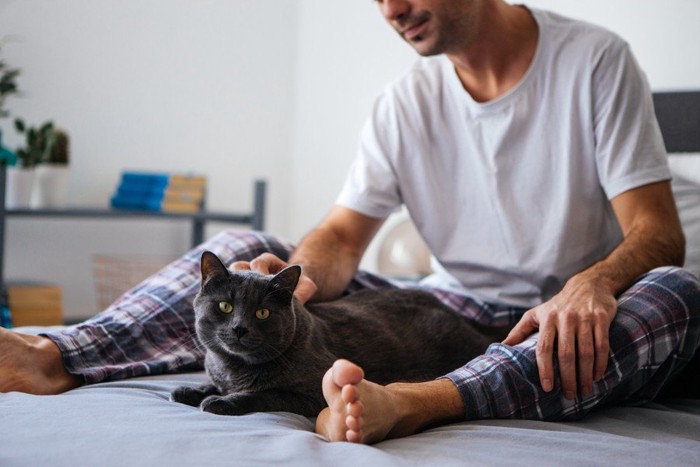 男性と猫