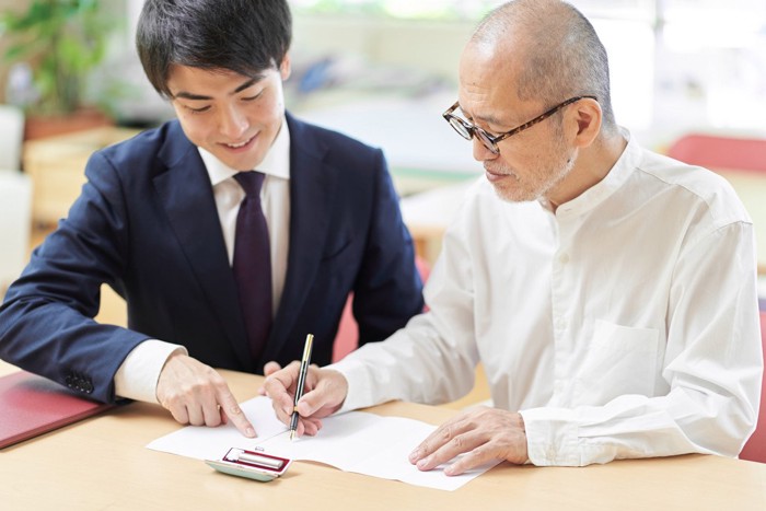 士業に相談する高齢者