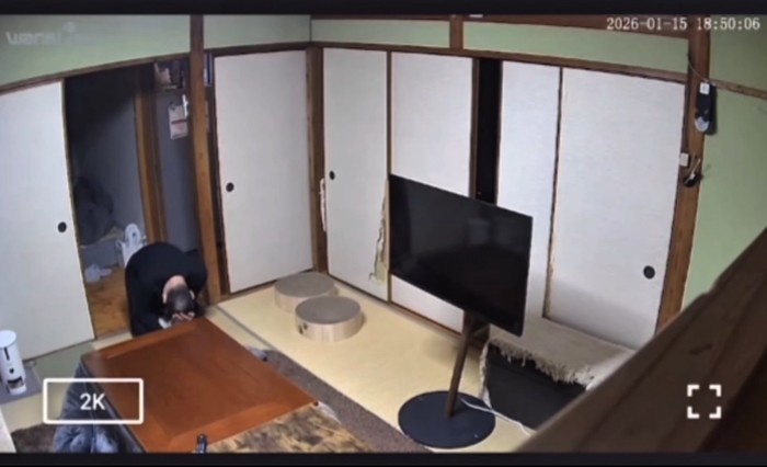 頭を抱える男性