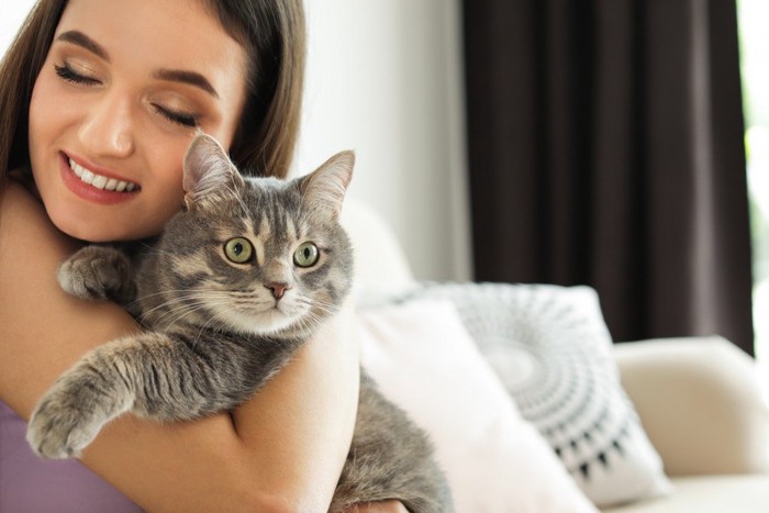 女性と猫