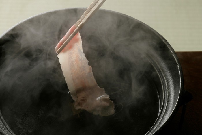 豚肉を茹でようとしている様子