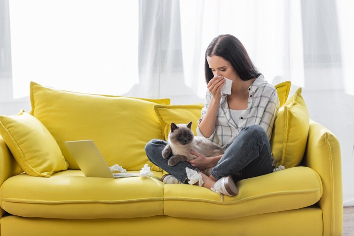 猫アレルギーの女性と猫