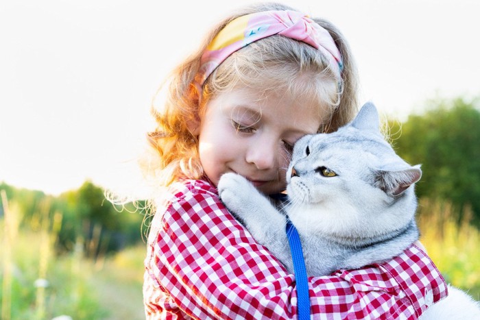 猫を抱っこする少女