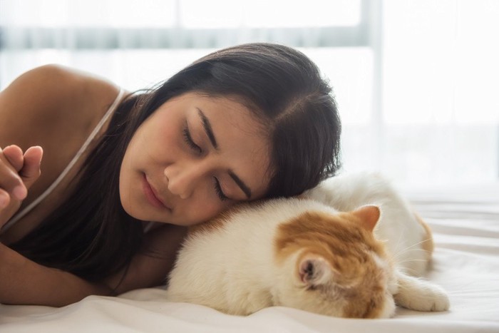 寝ている女性と猫