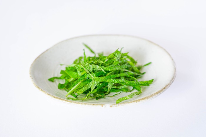 小皿にのせられた細かく刻んだ大葉