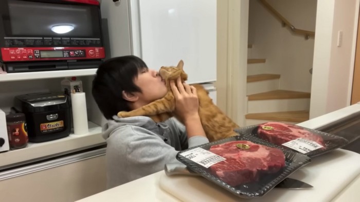 猫ちゃんに顔をすりすりする飼い主