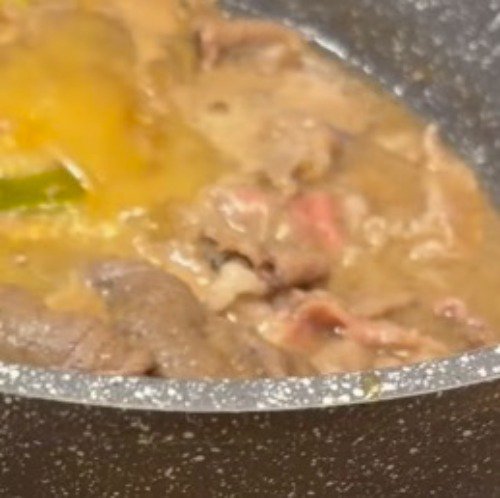 鍋の中で煮える肉