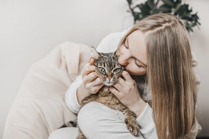 猫にキスする女性