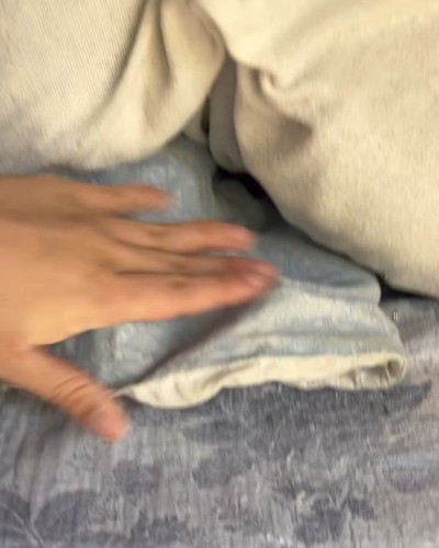 布団をめくろうとする手