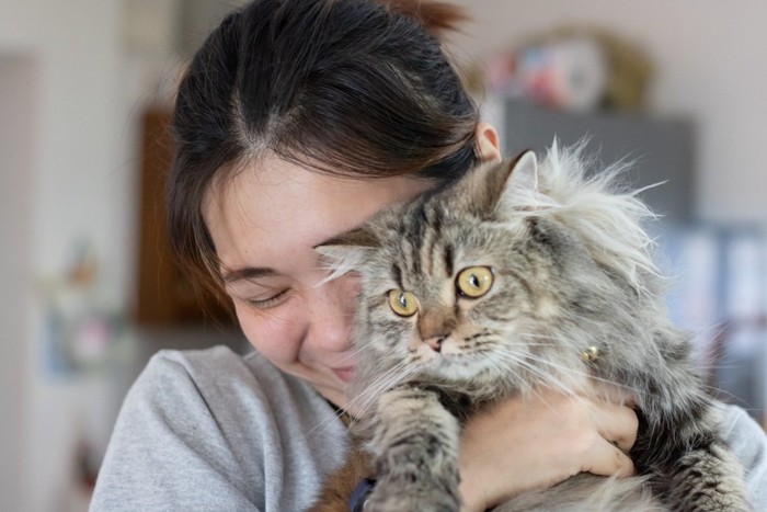 猫を抱く女性