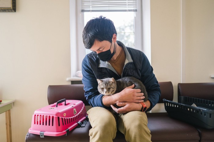 待合室の男性と猫