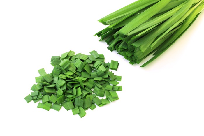 一部が細かくカットされているニラ