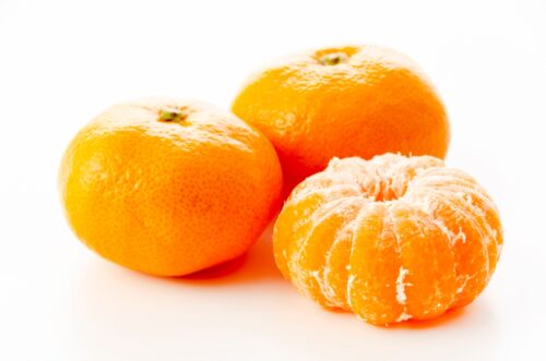 皮の付いたみかんと剥いたみかん