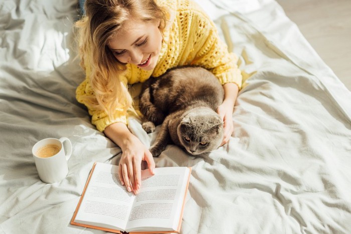 読書する女性と猫