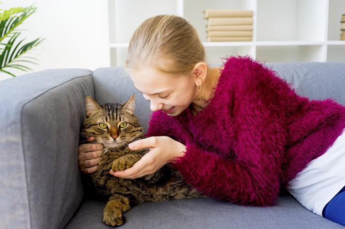 飼い主と戯れる猫