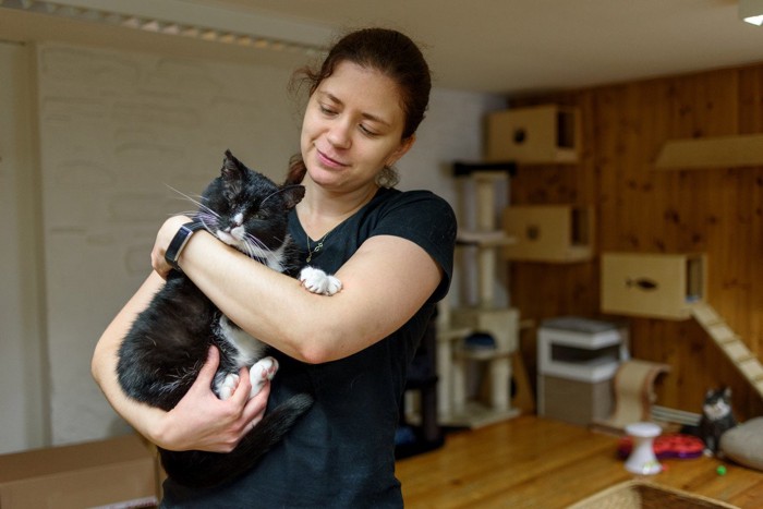 猫シェルターで働く女性と猫