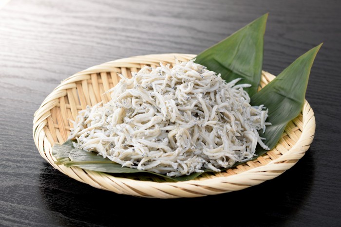 ざるにのせられた釜揚げしらす