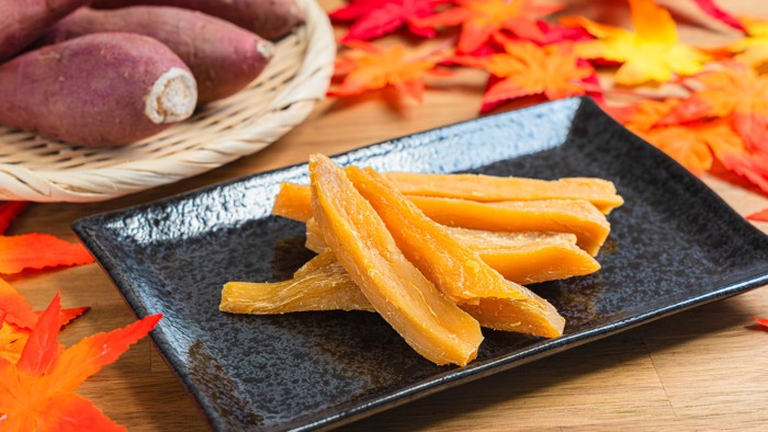 黒いお皿にのせられたスティック状の干し芋