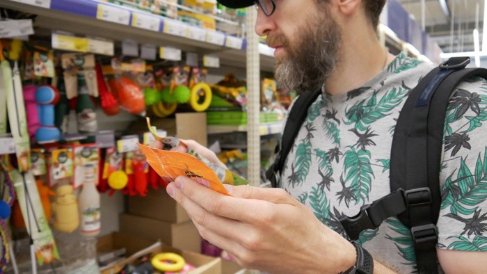 猫の餌を選ぶ男性買い物客