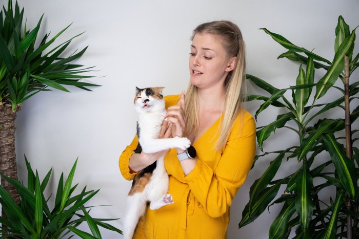 女性と猫