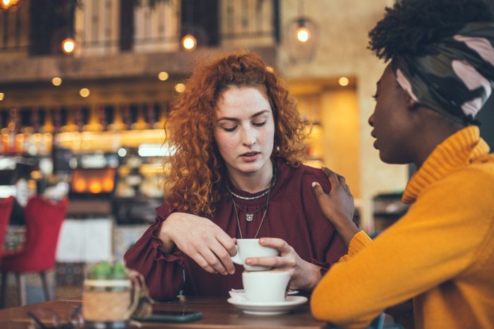 コーヒカップを持つ人と話を聞く人